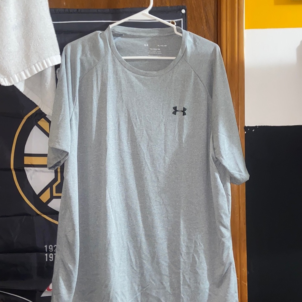 Men’s UA gray tech tee